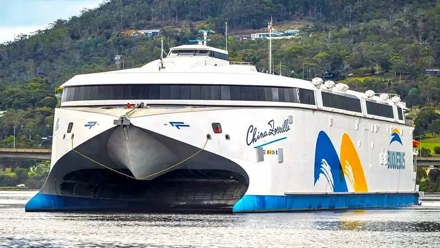 Mide 130 metros y lleva 250 toneladas sólo en baterías: el mayor barco eléctrico del mundo ya navega entre Argentina y Uruguay