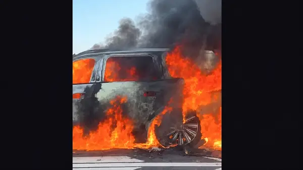 Un SUV eléctrico se incendia tras el choque de un camión en China