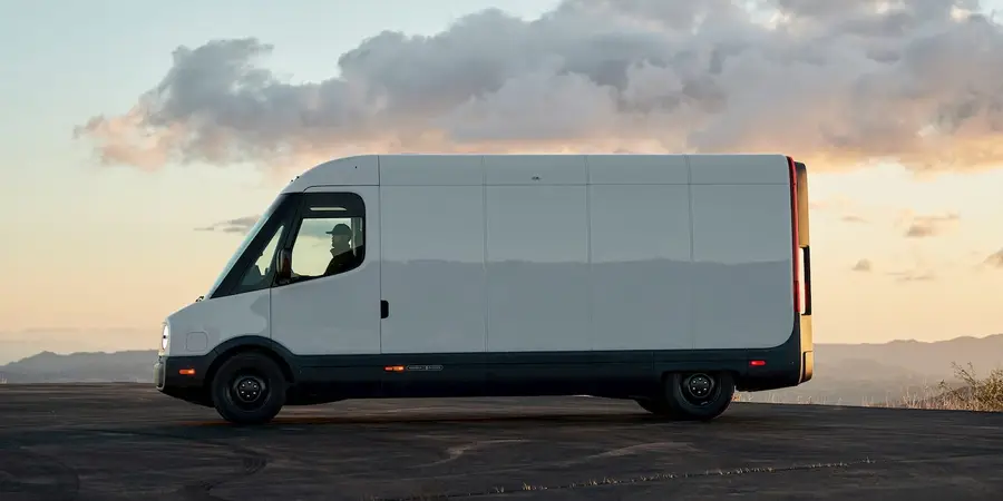 La furgoneta eléctrica de Rivian suma tracción total y un 30% más de autonomía