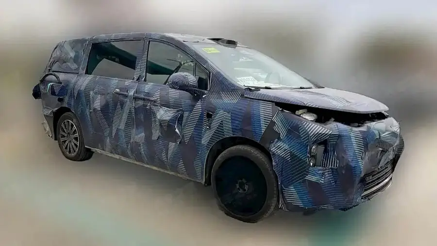 Cazan a BYD probando un nuevo monovolumen [Vídeo]