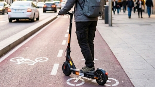 La nueva normativa en 2026 no aclara lo más importante: esta es la edad a la que se puede conducir un patinete eléctrico en España