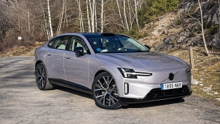 Hasta 661 km de autonomía y recarga a 300 kW: probamos el ES90, la nueva gran berlina eléctrica de Volvo