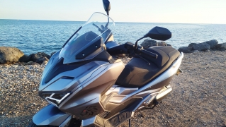 Probamos un maxiscooter que consigue recorrer 100 km por menos de 1 euro, roza los 300 km de autonomía, y supera los 120 km/h