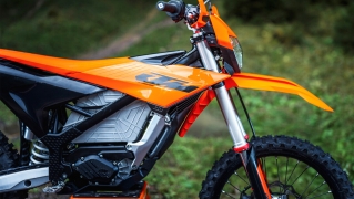 Lejos de abandonar, KTM mejora su moto off-road sin emisiones, ahora más potente y ligera