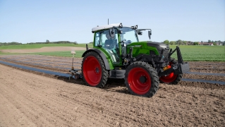 Este tractor eléctrico se vende en España: tiene una batería de 100 kWh, carga en 45 minutos y cuesta más de 200.000 €
