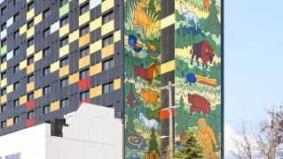 Con sus 3.200 m2 de paneles fotovoltaicos verticales, este edificio produce 267 kW de energía ahorrando 50.000 € a sus propietarios