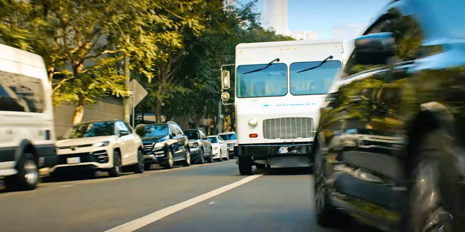Hot pursuit: watch this Harbinger electric van chase down a package thief [video]