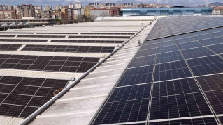El Gobierno británico quiere solucionar la crisis energética vendiendo paneles solares en los supermercados para instalarlos en los balcones